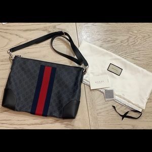 Aunthentic Gucci men’s messenger bag